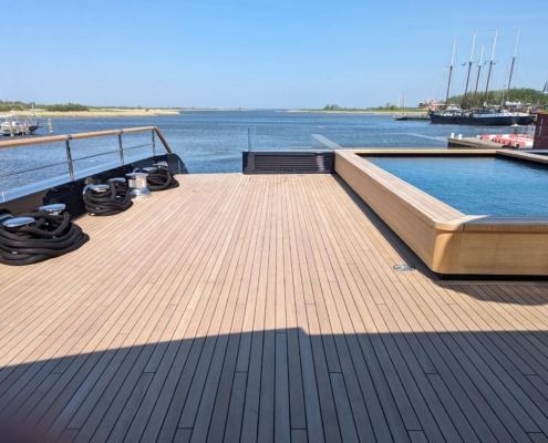 Teak dek met zwembad